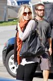 th_70749_Preppie_-_Kristen_Bell_arrives_at_a_studio_for_a_photoshoot_in_Los_Angeles_-_October_22_2009_933_122_129lo.jpg