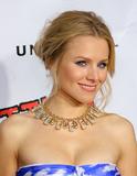 th_76241_Kristen_Bell_-_Forgetting_Sarah_Marshall_premiere_in_Hollywood_-_April_10_2008_086_122_189lo.jpg