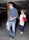 th_33528_celebrity-paradise.com-The_Elder-Ashley_Tisdale_2009-12-16_-_Christmas_shopping_at_the_Beverly_Center_655_122_431lo.jpg
