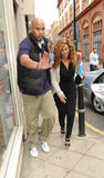 th_74957_celebrity_paradise.com_TheElder_Beyonce2010_07_06_shopping9_122_450lo.jpg