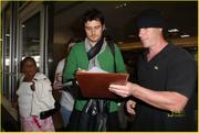 th_45914_orlando_bloom_signs_autographs_lax_03_122_487lo.jpg