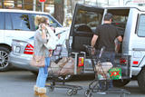 th_11433_Preppie_Hilary_Duff_grocery_shopping_34_122_566lo.jpg